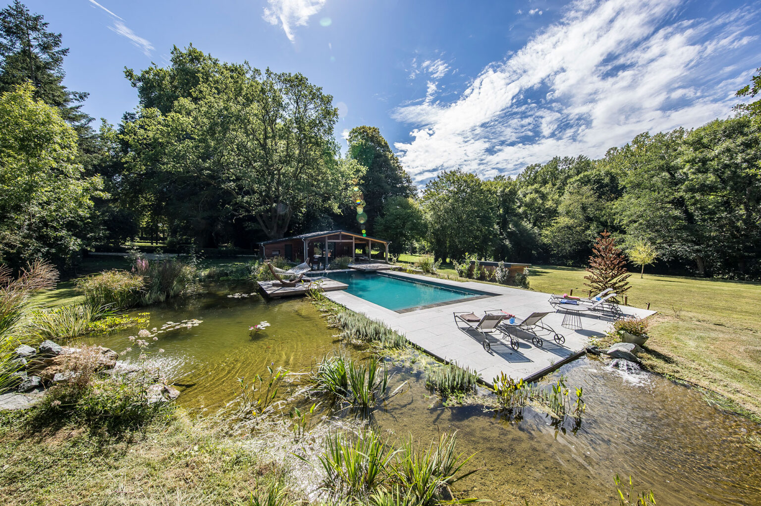 Piscine naturelle avec plan d’eau périphérique de 200 m² - © Fred PIEAU