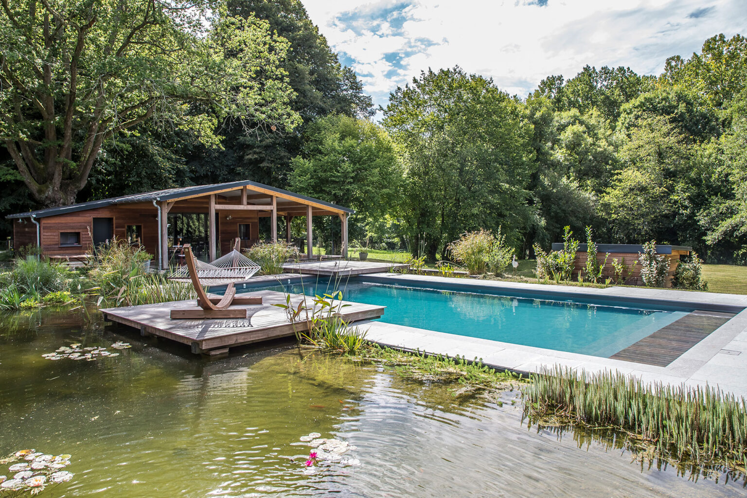 Piscine naturelle avec plan d’eau périphérique de 200 m² - © Fred PIEAU