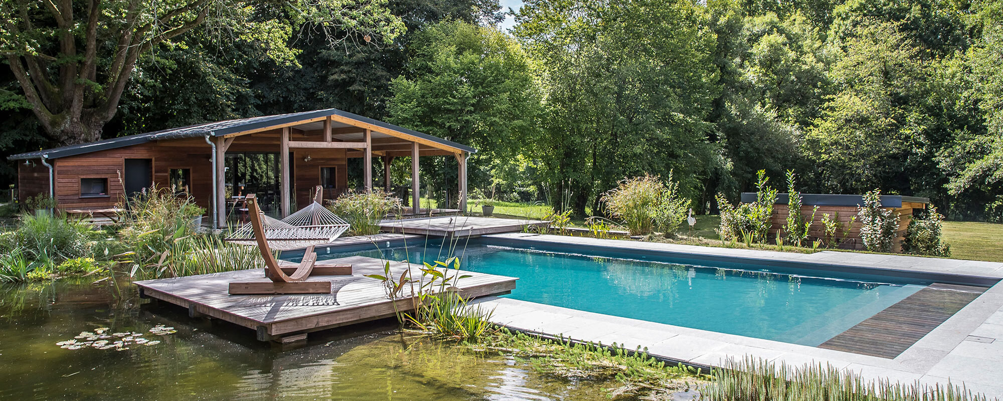 Piscine naturelle avec plan d’eau périphérique de 200 m² - © Fred PIEAU