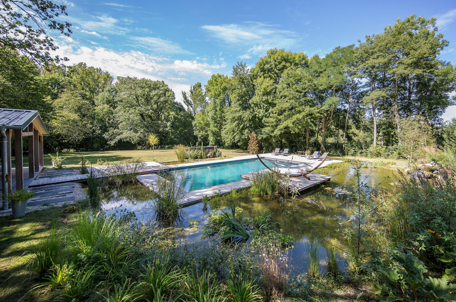 Piscine naturelle avec plan d’eau périphérique de 200 m² - © Fred PIEAU