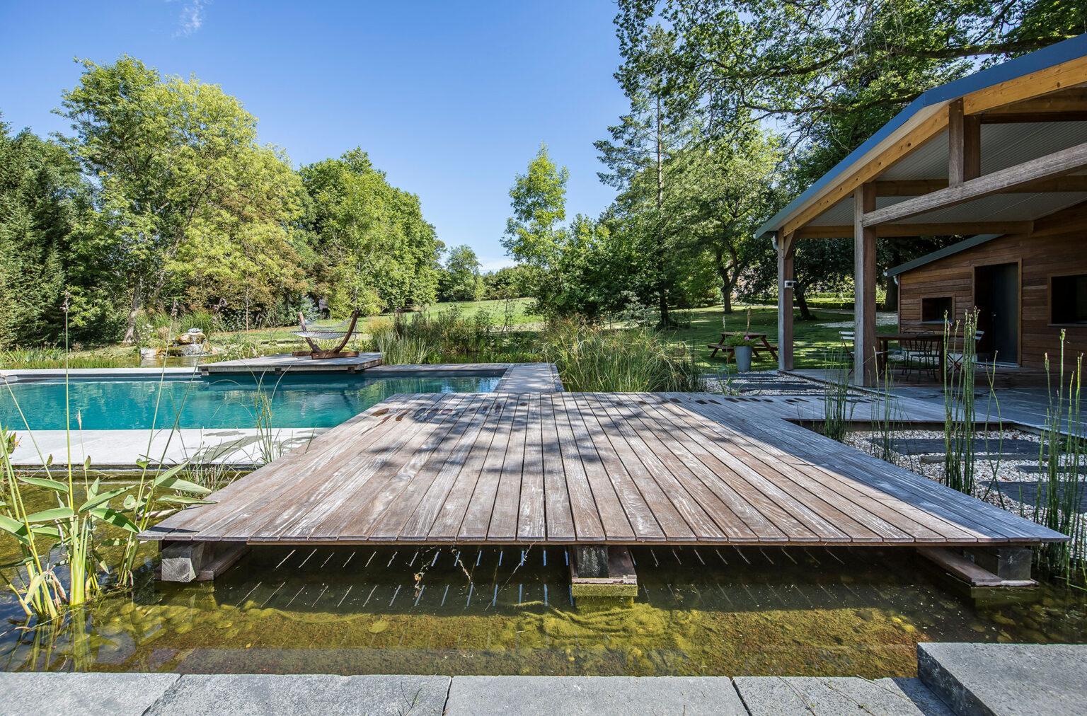 Piscine naturelle avec plan d’eau périphérique de 200 m² - © Fred PIEAU